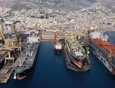 Επισκευάζεται το μεγαλύτερο πλοίο που υπήρξε ποτέ στα Ναυπηγεία Σύρου